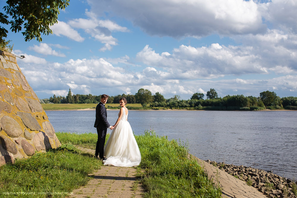 Hochzeit von Aliya & Mathias im Zollenspieker Fährhaus an der Elbe in Hamburg / Vitaly Nosov & Nikita Kret - Hochzeitsfotograf