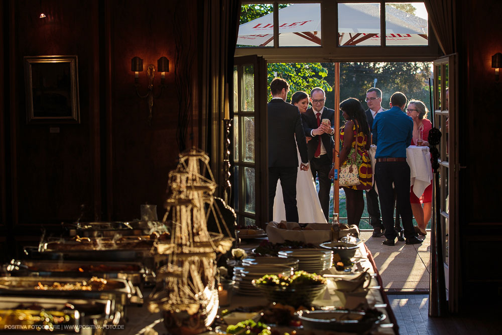 Hochzeit von Aliya & Mathias im Zollenspieker Fährhaus an der Elbe in Hamburg / Vitaly Nosov & Nikita Kret - Hochzeitsfotograf