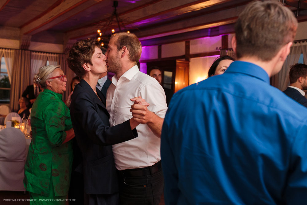 Hochzeit von Aliya & Mathias im Zollenspieker Fährhaus an der Elbe in Hamburg / Vitaly Nosov & Nikita Kret - Hochzeitsfotograf