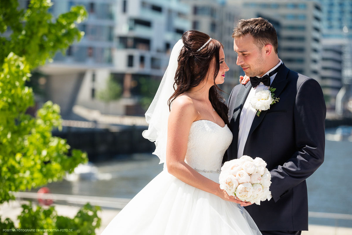 Standesamlische Trauung, Fotoshooting, Hochzeit im Reinbeker Schloss. Hochzeitsfotografen - Fotografen Vitaly Nosov und Nikita Kret / Positiva Fotografie Hamburg