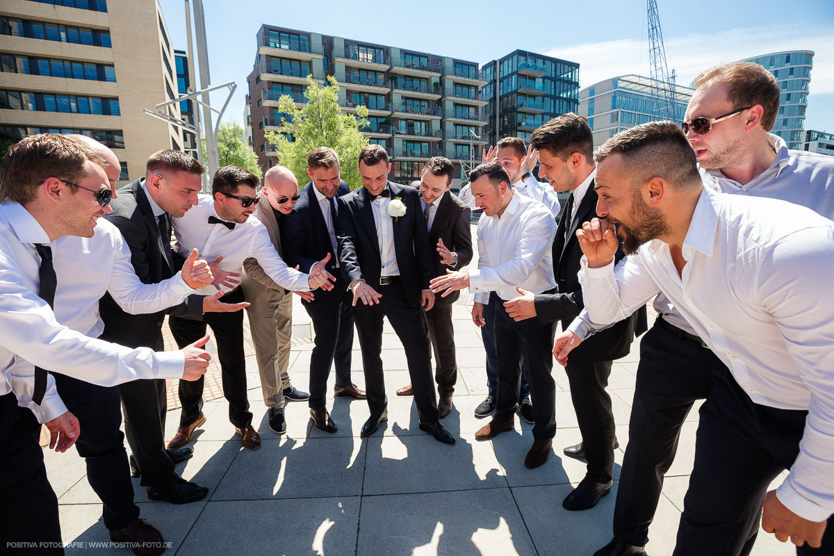 Standesamlische Trauung, Fotoshooting, Hochzeit im Reinbeker Schloss. Hochzeitsfotografen - Fotografen Vitaly Nosov und Nikita Kret / Positiva Fotografie Hamburg