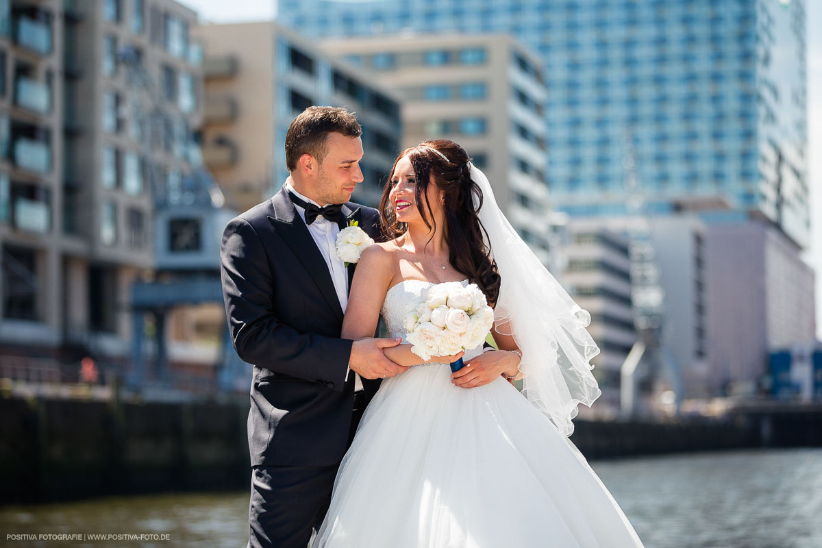 Standesamlische Trauung, Fotoshooting, Hochzeit im Reinbeker Schloss. Hochzeitsfotografen - Fotografen Vitaly Nosov und Nikita Kret / Positiva Fotografie Hamburg