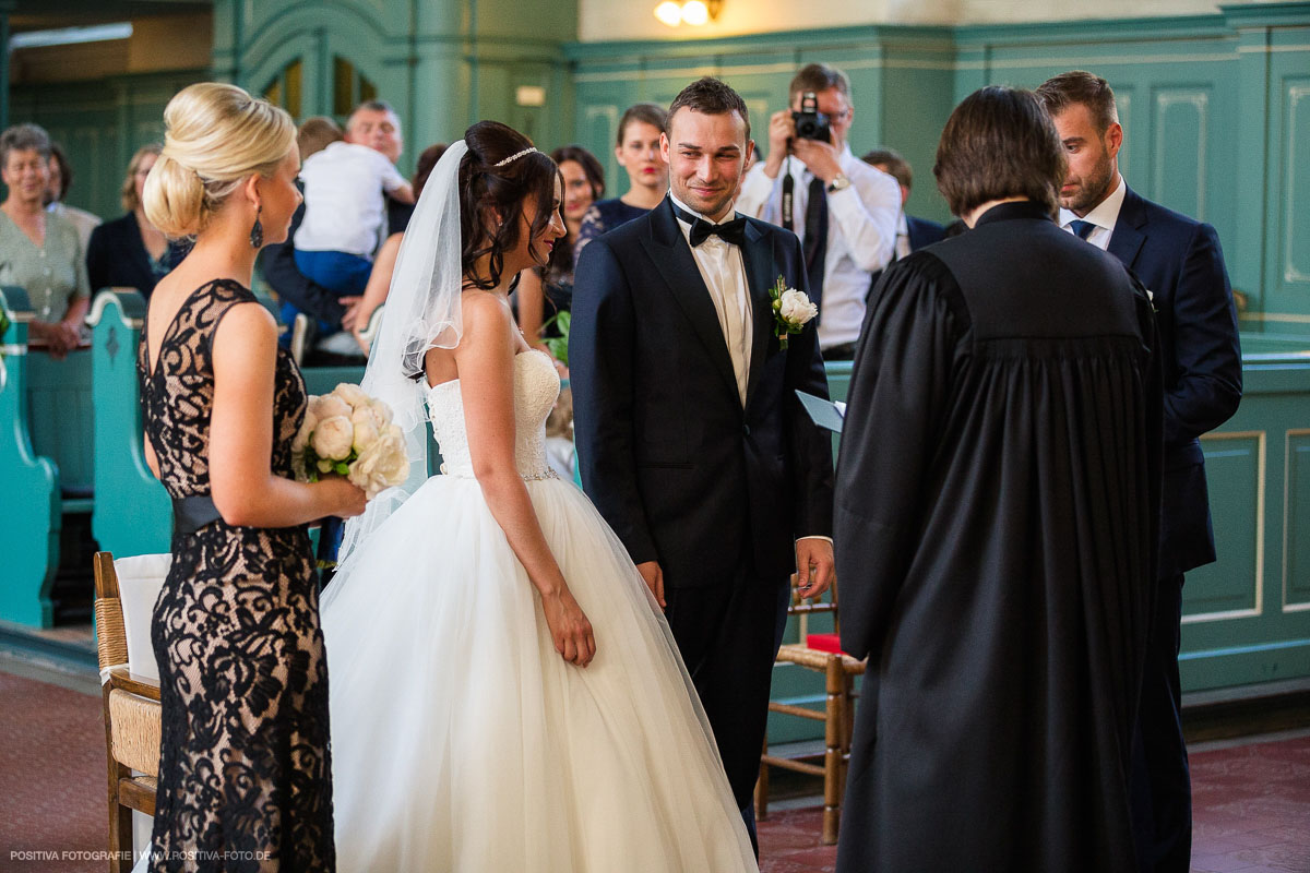 Standesamlische Trauung, Fotoshooting, Hochzeit im Reinbeker Schloss. Hochzeitsfotografen - Fotografen Vitaly Nosov und Nikita Kret / Positiva Fotografie Hamburg