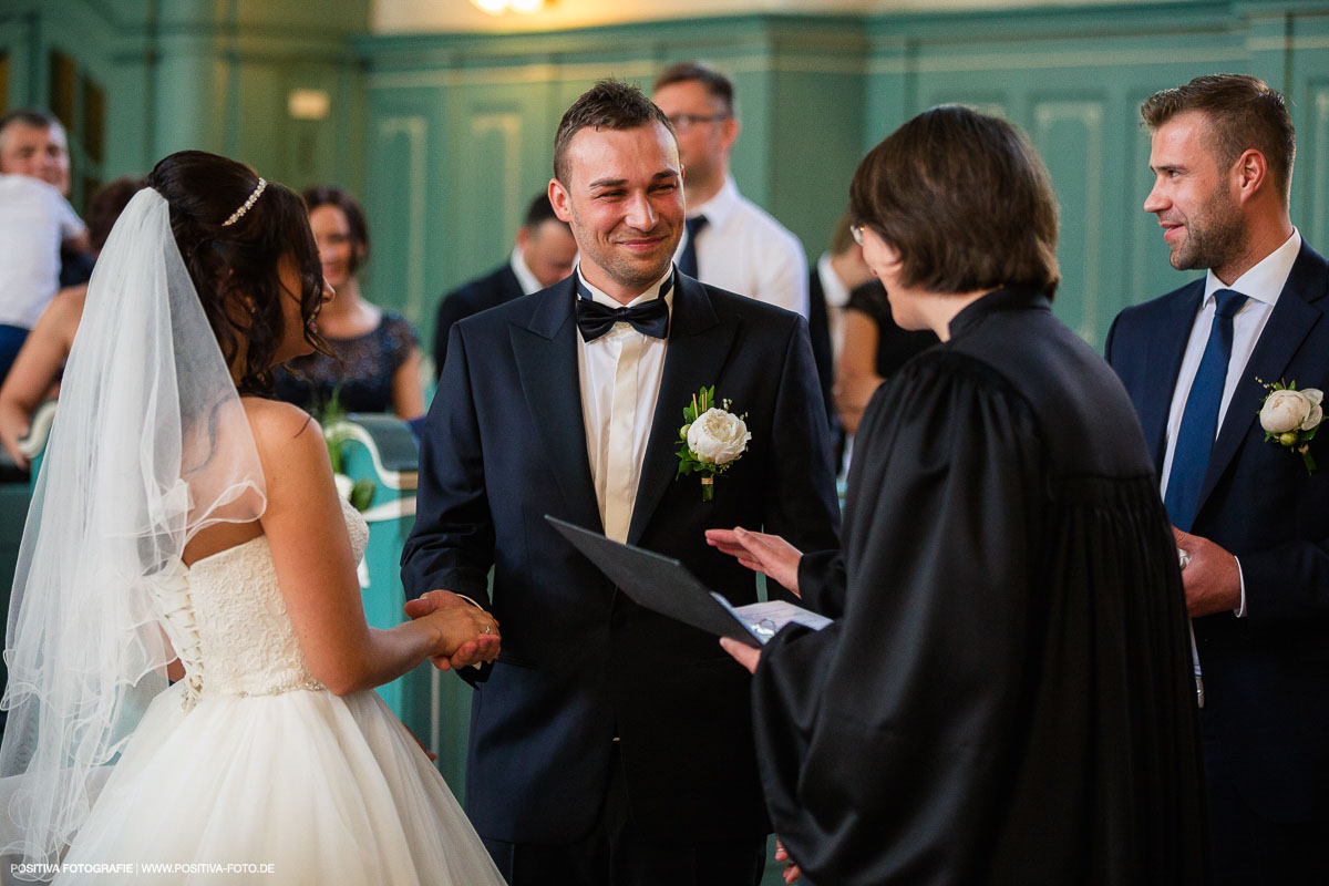 Standesamlische Trauung, Fotoshooting, Hochzeit im Reinbeker Schloss. Hochzeitsfotografen - Fotografen Vitaly Nosov und Nikita Kret / Positiva Fotografie Hamburg