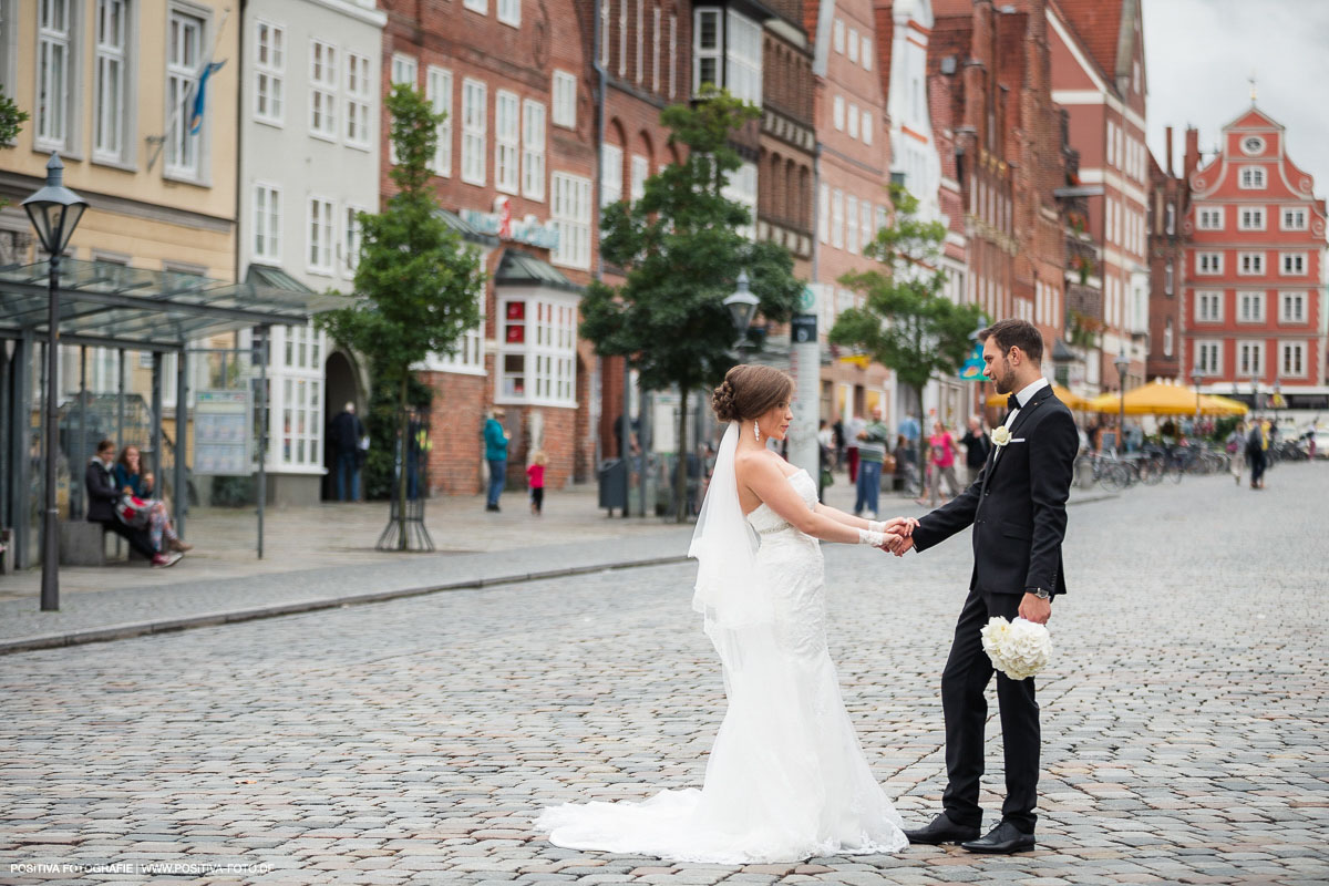 Hochzeitsfotografie, Getting Ready in Geesthachst in Schleswig-Holstein, kirchliche Trauung in Lüneburg in Niedersachen