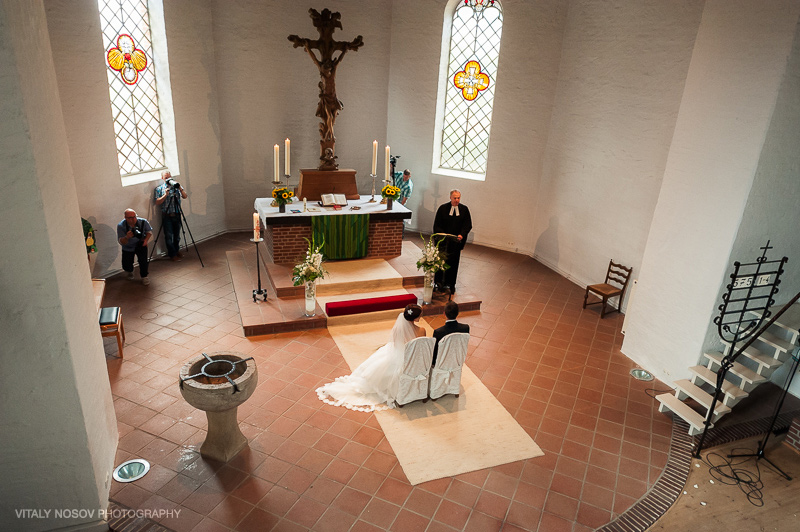 Hochzeit in Schleswig-Holstein. Kirchliche Trauung. Hochzeitsfotograf aus Hamburg Vitaly Nosov und Nikita Kret