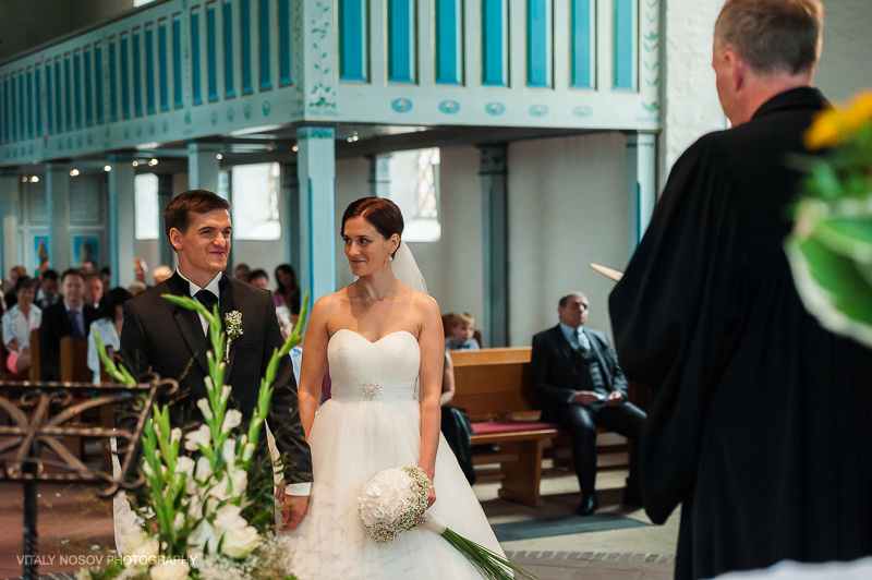 Hochzeit in Schleswig-Holstein. Kirchliche Trauung. Hochzeitsfotograf aus Hamburg Vitaly Nosov und Nikita Kret