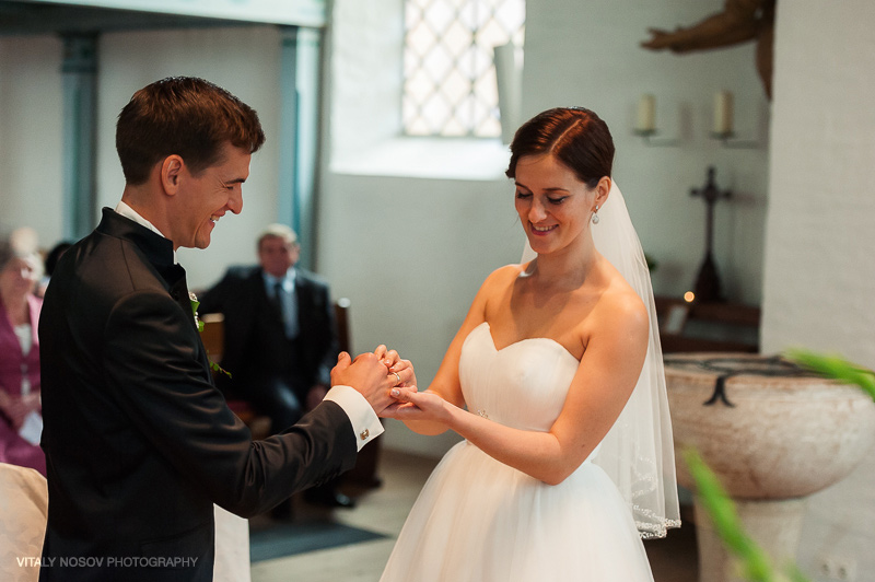 Hochzeit in Schleswig-Holstein. Kirchliche Trauung. Hochzeitsfotograf aus Hamburg Vitaly Nosov und Nikita Kret