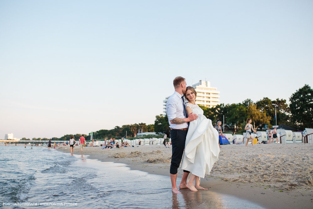 Brautpaarportraits mit Lena und Patrick in Lübeck und in Timmendorfer Strand an der Ostsee - Hochzeitsfotograf Vitaly Nosov & Nikita Kret / Positiva Fotografie