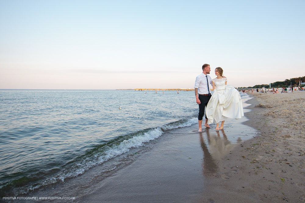 Brautpaarportraits mit Lena und Patrick in Lübeck und in Timmendorfer Strand an der Ostsee - Hochzeitsfotograf Vitaly Nosov & Nikita Kret / Positiva Fotografie