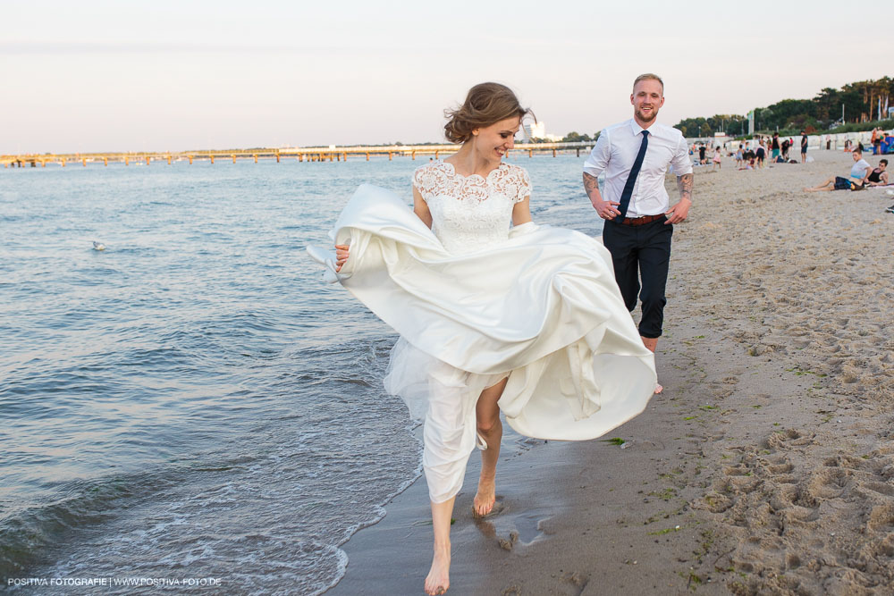 Brautpaarportraits mit Lena und Patrick in Lübeck und in Timmendorfer Strand an der Ostsee - Hochzeitsfotograf Vitaly Nosov & Nikita Kret / Positiva Fotografie