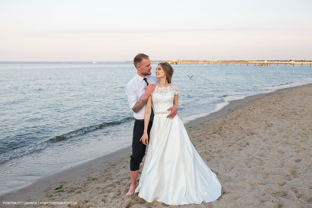 Brautpaarportraits mit Lena und Patrick in Lübeck und in Timmendorfer Strand an der Ostsee - Hochzeitsfotograf Vitaly Nosov & Nikita Kret / Positiva Fotografie