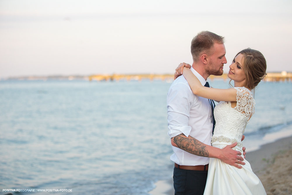 Brautpaarportraits mit Lena und Patrick in Lübeck und in Timmendorfer Strand an der Ostsee - Hochzeitsfotograf Vitaly Nosov & Nikita Kret / Positiva Fotografie