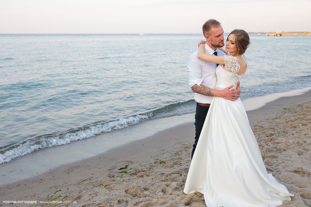 Brautpaarportraits mit Lena und Patrick in Lübeck und in Timmendorfer Strand an der Ostsee - Hochzeitsfotograf Vitaly Nosov & Nikita Kret / Positiva Fotografie