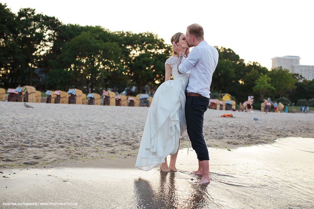 Brautpaarportraits mit Lena und Patrick in Lübeck und in Timmendorfer Strand an der Ostsee - Hochzeitsfotograf Vitaly Nosov & Nikita Kret / Positiva Fotografie