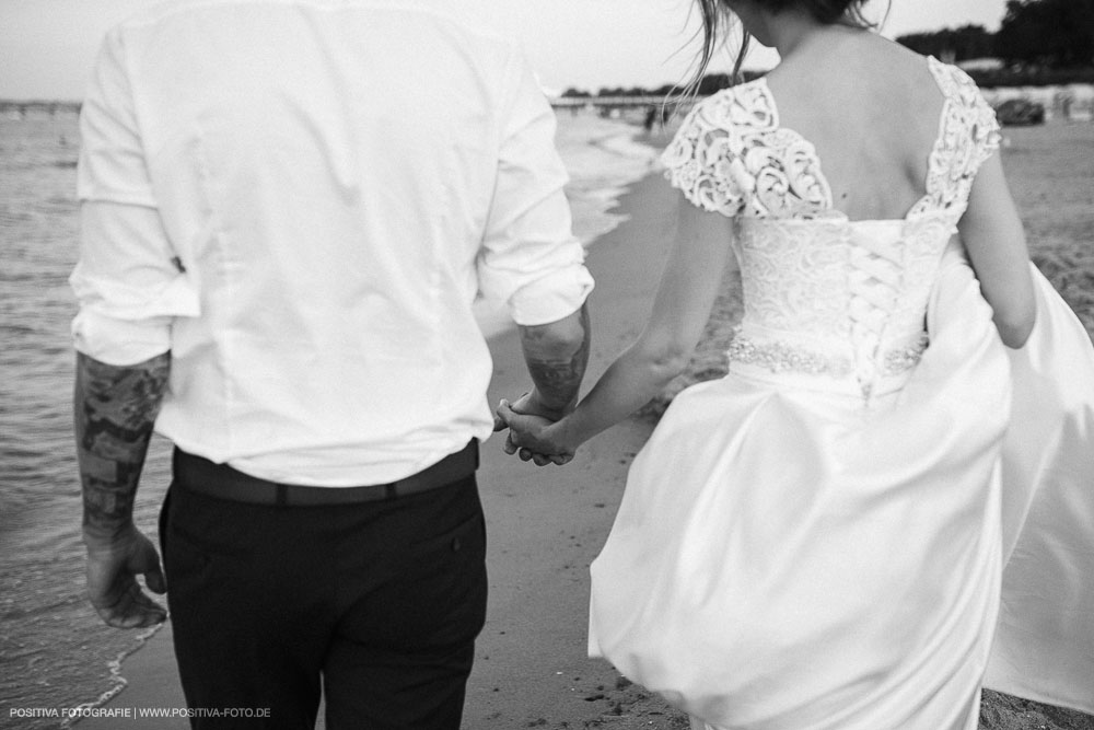 Brautpaarportraits mit Lena und Patrick in Lübeck und in Timmendorfer Strand an der Ostsee - Hochzeitsfotograf Vitaly Nosov & Nikita Kret / Positiva Fotografie