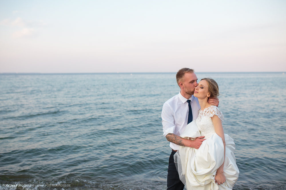 Brautpaarportraits mit Lena und Patrick in Lübeck und in Timmendorfer Strand an der Ostsee - Hochzeitsfotograf Vitaly Nosov & Nikita Kret / Positiva Fotografie