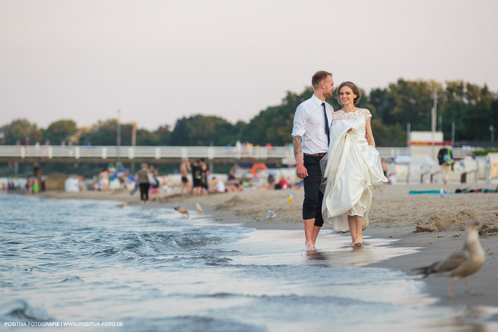 Brautpaarportraits mit Lena und Patrick in Lübeck und in Timmendorfer Strand an der Ostsee - Hochzeitsfotograf Vitaly Nosov & Nikita Kret / Positiva Fotografie