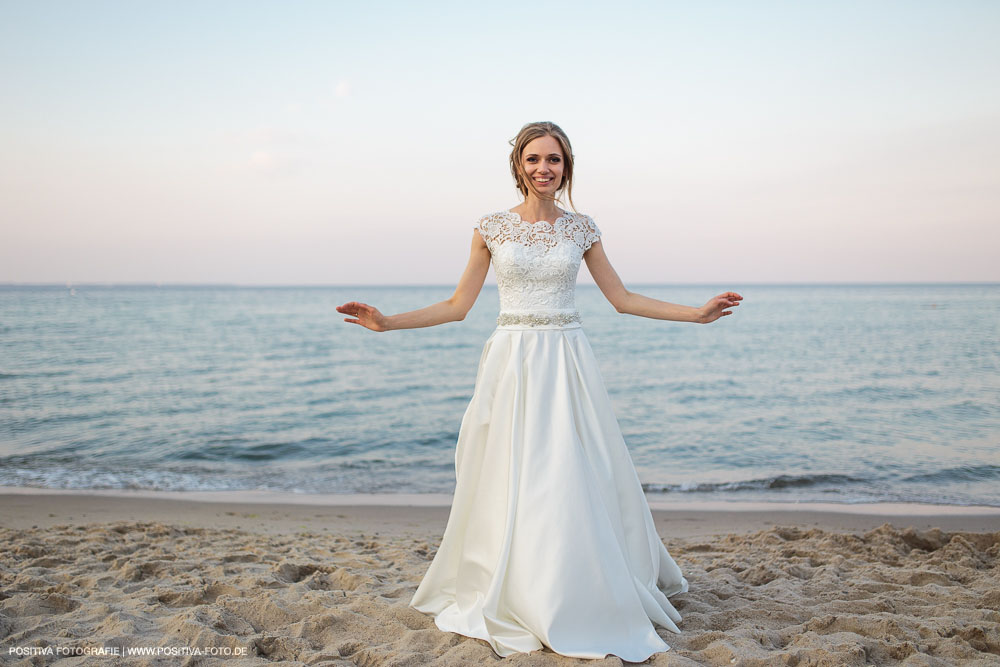 Brautpaarportraits mit Lena und Patrick in Lübeck und in Timmendorfer Strand an der Ostsee - Hochzeitsfotograf Vitaly Nosov & Nikita Kret / Positiva Fotografie