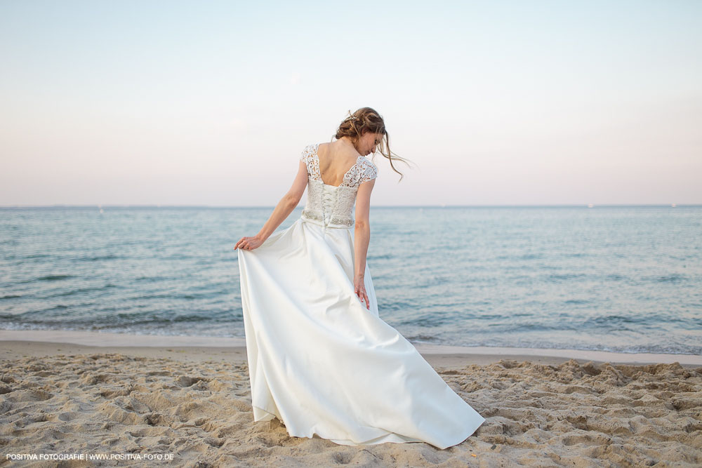 Brautpaarportraits mit Lena und Patrick in Lübeck und in Timmendorfer Strand an der Ostsee - Hochzeitsfotograf Vitaly Nosov & Nikita Kret / Positiva Fotografie