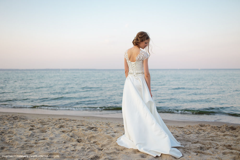 Brautpaarportraits mit Lena und Patrick in Lübeck und in Timmendorfer Strand an der Ostsee - Hochzeitsfotograf Vitaly Nosov & Nikita Kret / Positiva Fotografie