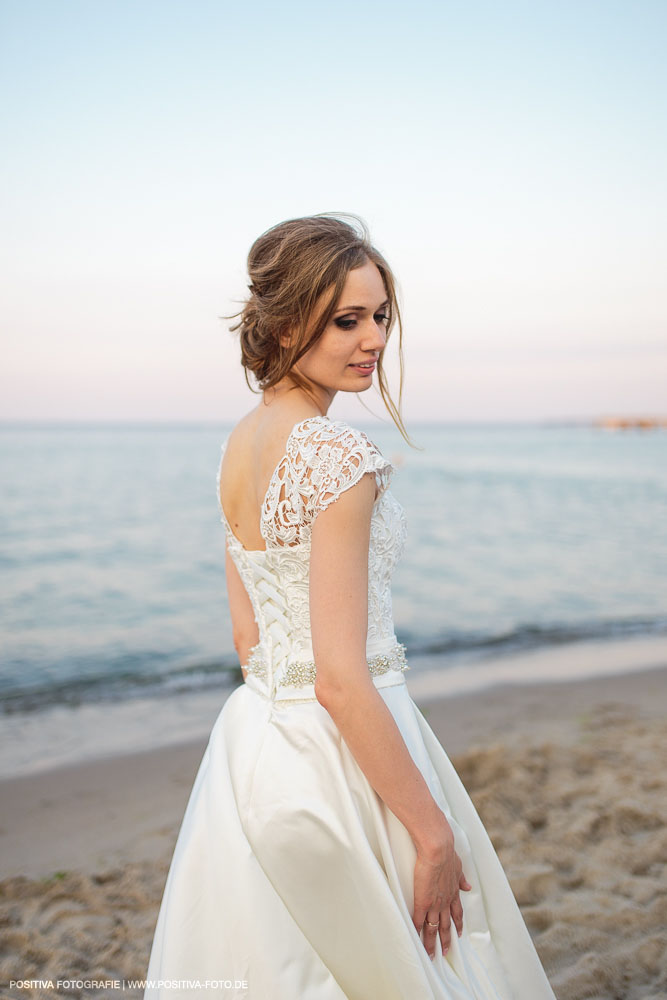 Brautpaarportraits mit Lena und Patrick in Lübeck und in Timmendorfer Strand an der Ostsee - Hochzeitsfotograf Vitaly Nosov & Nikita Kret / Positiva Fotografie