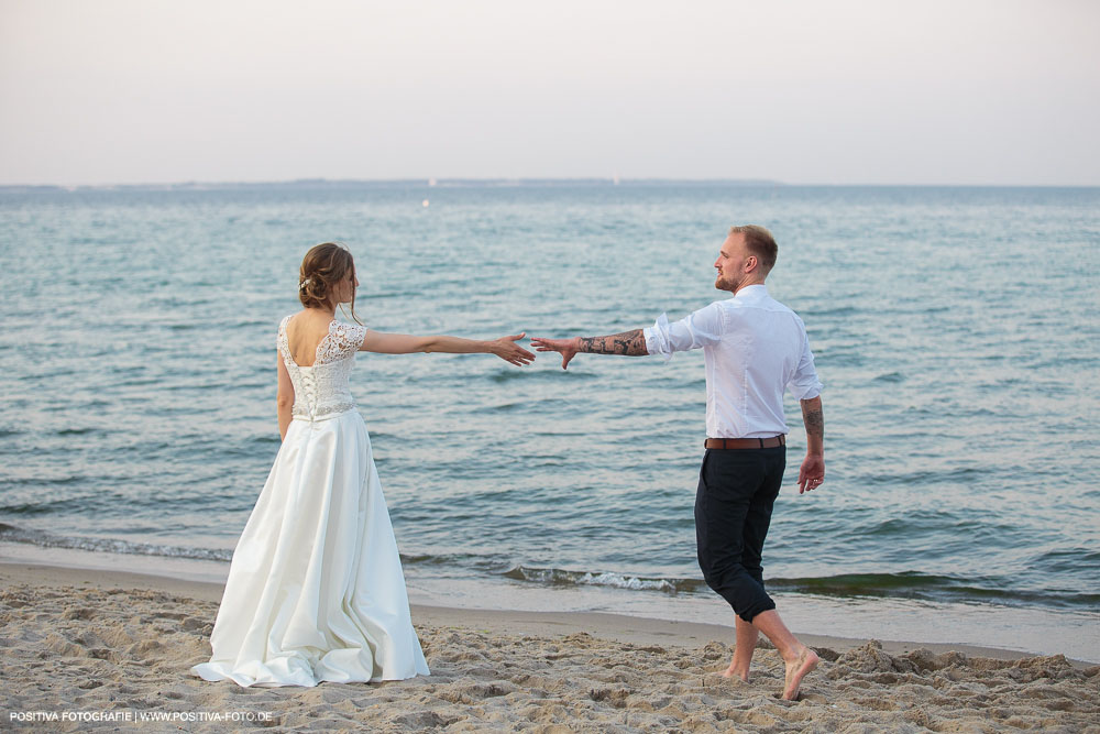 Brautpaarportraits mit Lena und Patrick in Lübeck und in Timmendorfer Strand an der Ostsee - Hochzeitsfotograf Vitaly Nosov & Nikita Kret / Positiva Fotografie