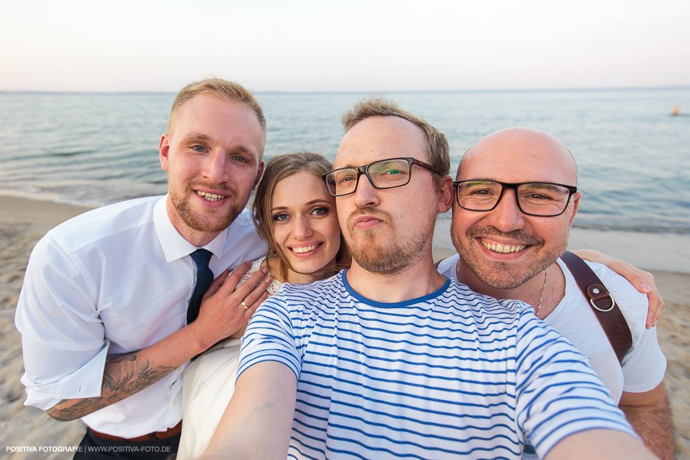 Brautpaarportraits mit Lena und Patrick in Lübeck und in Timmendorfer Strand an der Ostsee - Hochzeitsfotograf Vitaly Nosov & Nikita Kret / Positiva Fotografie