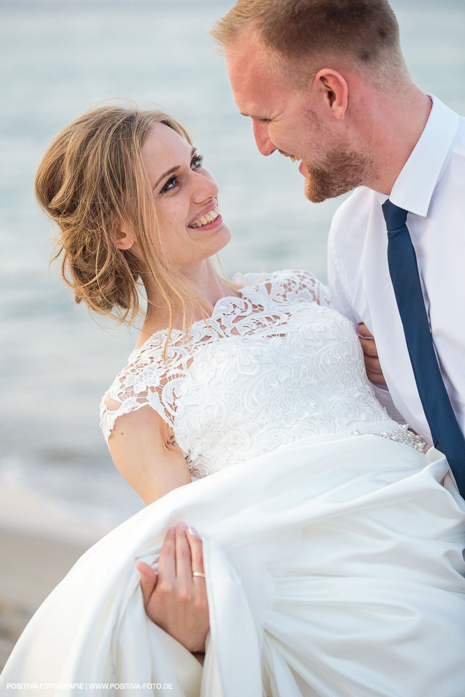 Brautpaarportraits mit Lena und Patrick in Lübeck und in Timmendorfer Strand an der Ostsee - Hochzeitsfotograf Vitaly Nosov & Nikita Kret / Positiva Fotografie