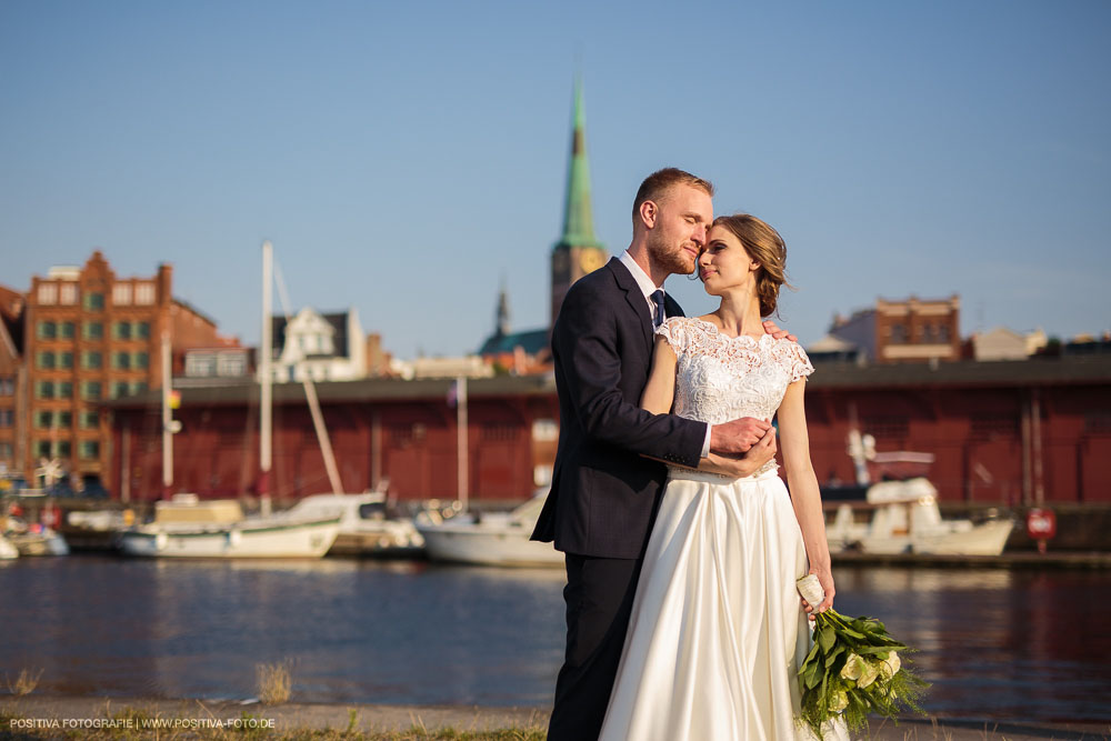 Brautpaarportraits mit Lena und Patrick in Lübeck und in Timmendorfer Strand an der Ostsee - Hochzeitsfotograf Vitaly Nosov & Nikita Kret / Positiva Fotografie