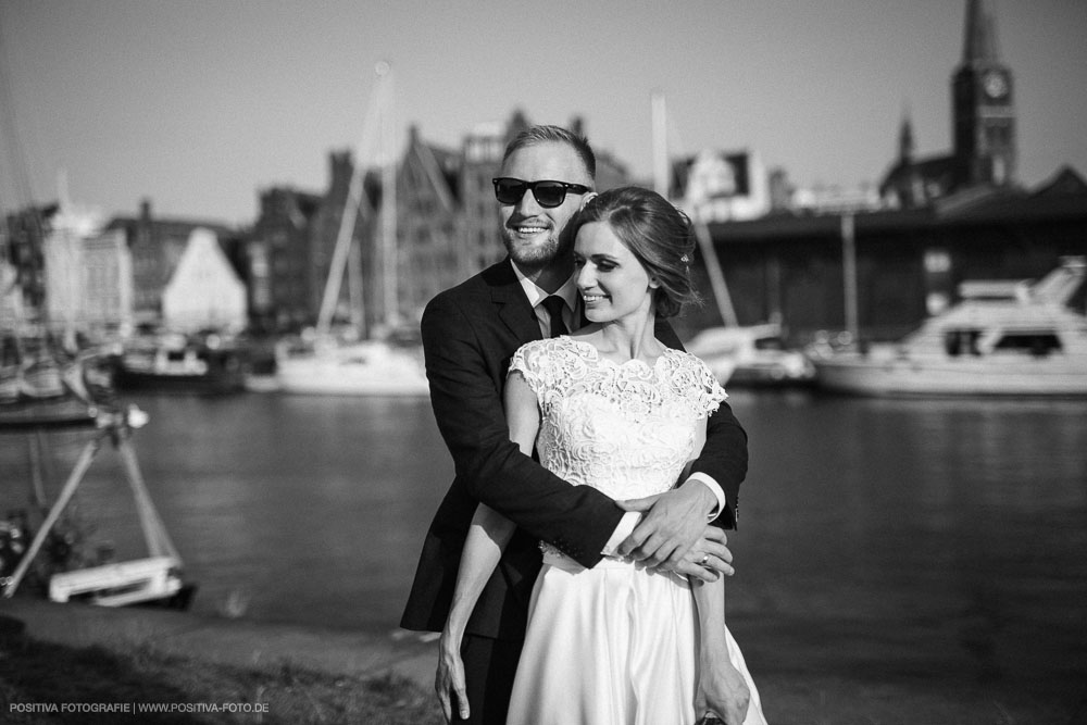 Brautpaarportraits mit Lena und Patrick in Lübeck und in Timmendorfer Strand an der Ostsee - Hochzeitsfotograf Vitaly Nosov & Nikita Kret / Positiva Fotografie