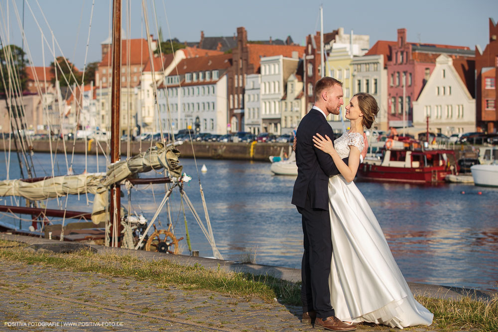 Brautpaarportraits mit Lena und Patrick in Lübeck und in Timmendorfer Strand an der Ostsee - Hochzeitsfotograf Vitaly Nosov & Nikita Kret / Positiva Fotografie