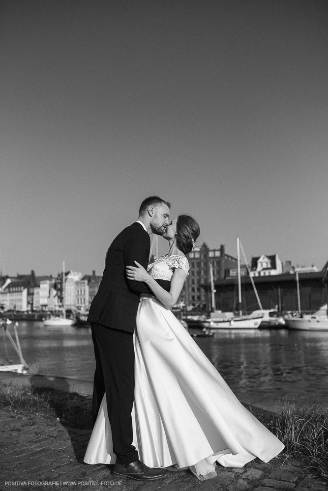 Brautpaarportraits mit Lena und Patrick in Lübeck und in Timmendorfer Strand an der Ostsee - Hochzeitsfotograf Vitaly Nosov & Nikita Kret / Positiva Fotografie