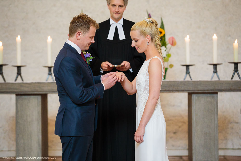 Hochzeit von Boris und Natalie, kirchchliche Trauung in der Ev.-Luth. Kirchengemeinde St. Andreas in Hamburg / Vitaly Nosov & Nikita Kret - Hochzeitsfotografie