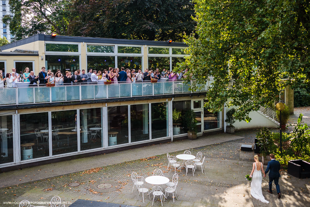 Hochzeit von Boris und Natalie, Hochzeitsfeier in Café Seeterrassen in Planten und Blomen in Hamburg / Vitaly Nosov & Nikita Kret - Hochzeitsfotografie