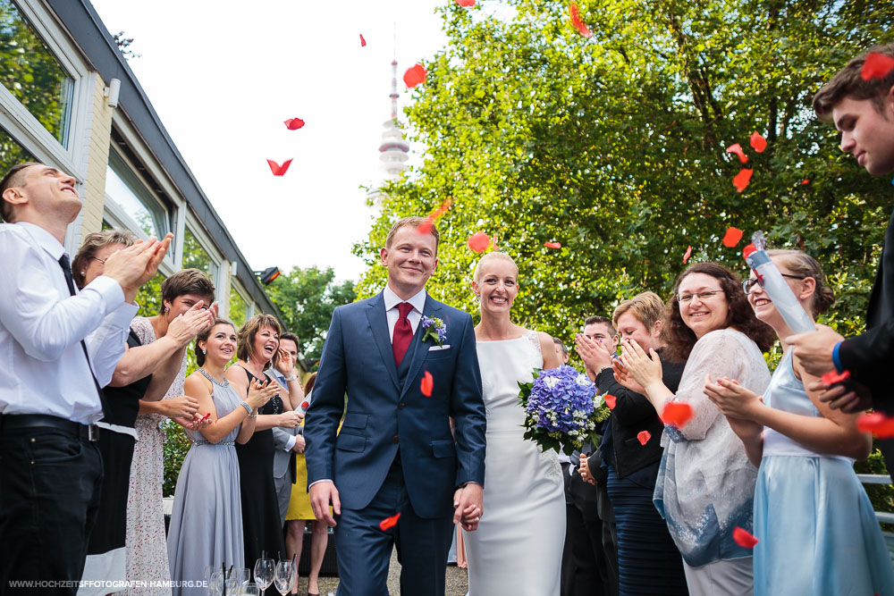 Hochzeit von Boris und Natalie, Hochzeitsfeier in Café Seeterrassen in Planten und Blomen in Hamburg / Vitaly Nosov & Nikita Kret - Hochzeitsfotografie