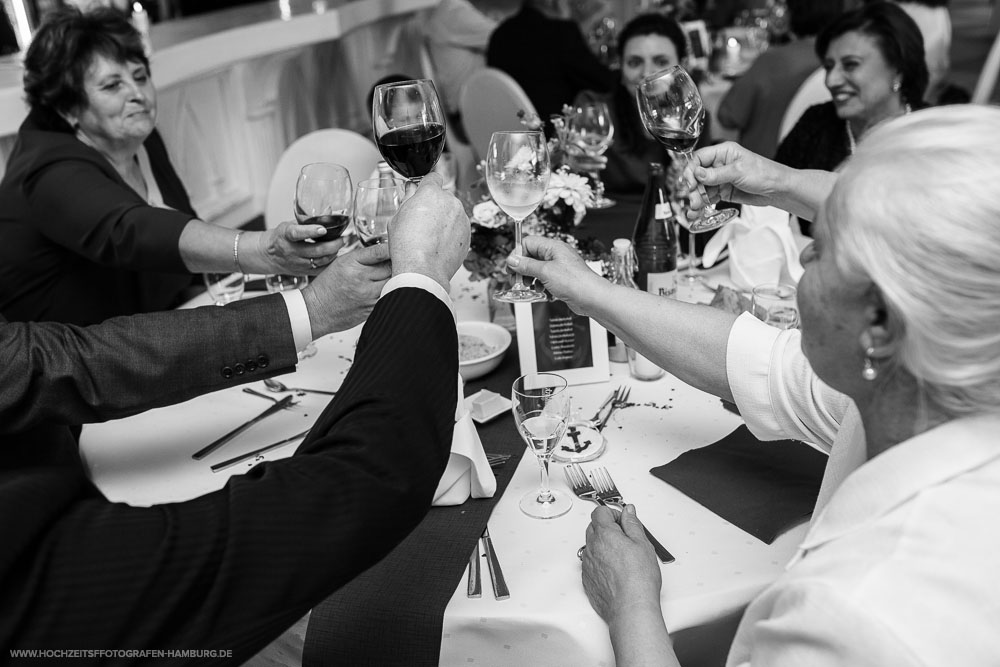 Hochzeit von Boris und Natalie, Hochzeitsfeier in Café Seeterrassen in Planten und Blomen in Hamburg / Vitaly Nosov & Nikita Kret - Hochzeitsfotografie