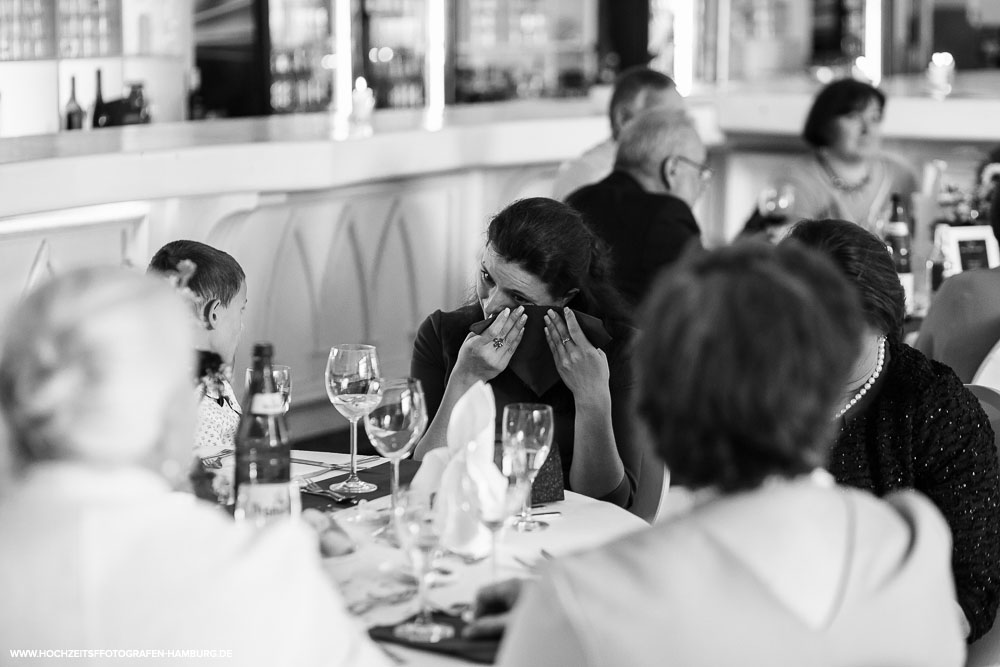 Hochzeit von Boris und Natalie, Hochzeitsfeier in Café Seeterrassen in Planten und Blomen in Hamburg / Vitaly Nosov & Nikita Kret - Hochzeitsfotografie