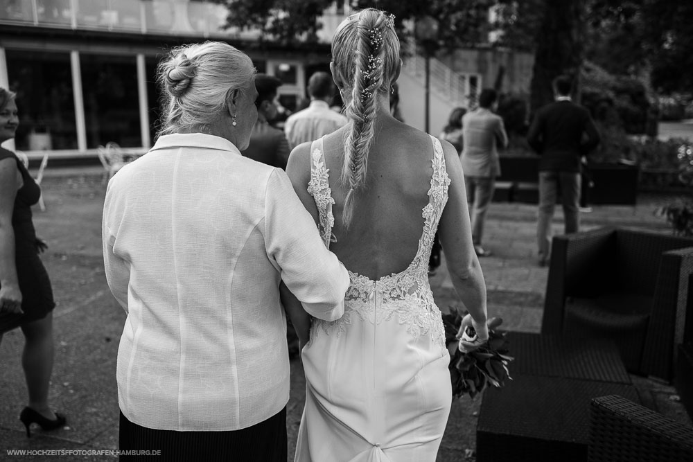 Hochzeit von Boris und Natalie, Hochzeitsfeier in Café Seeterrassen in Planten und Blomen in Hamburg / Vitaly Nosov & Nikita Kret - Hochzeitsfotografie