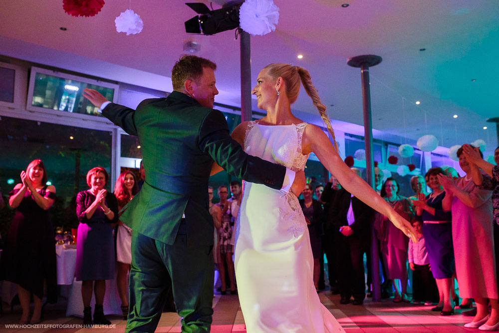 Hochzeit von Boris und Natalie, Hochzeitsfeier in Café Seeterrassen in Planten und Blomen in Hamburg / Vitaly Nosov & Nikita Kret - Hochzeitsfotografie