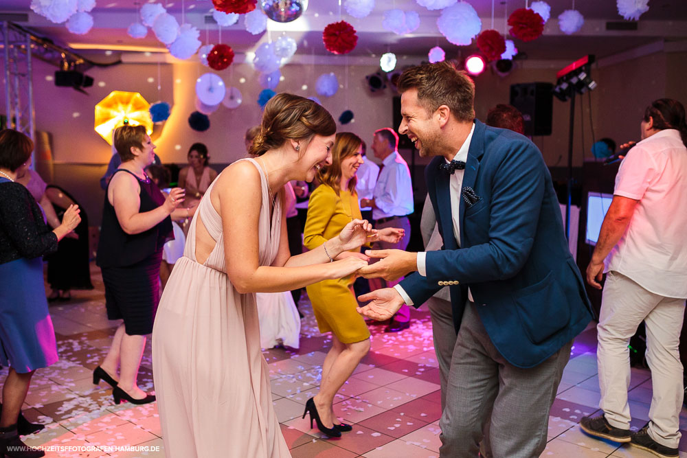 Hochzeit von Boris und Natalie, Hochzeitsfeier in Café Seeterrassen in Planten und Blomen in Hamburg / Vitaly Nosov & Nikita Kret - Hochzeitsfotografie