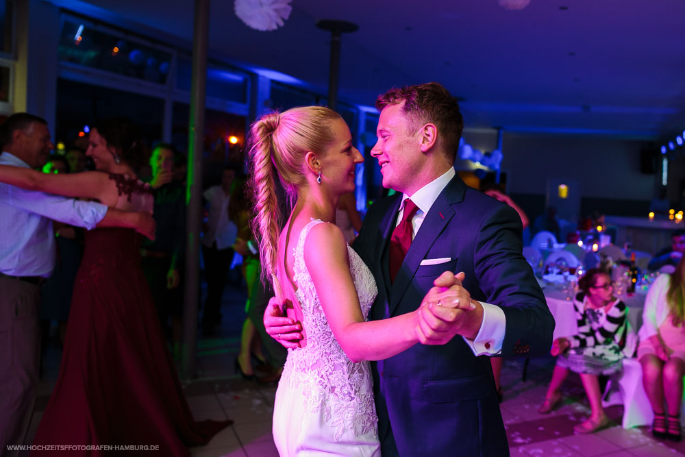 Hochzeit von Boris und Natalie, Hochzeitsfeier in Café Seeterrassen in Planten und Blomen in Hamburg / Vitaly Nosov & Nikita Kret - Hochzeitsfotografie