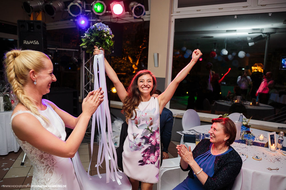 Hochzeit von Boris und Natalie, Hochzeitsfeier in Café Seeterrassen in Planten und Blomen in Hamburg / Vitaly Nosov & Nikita Kret - Hochzeitsfotografie